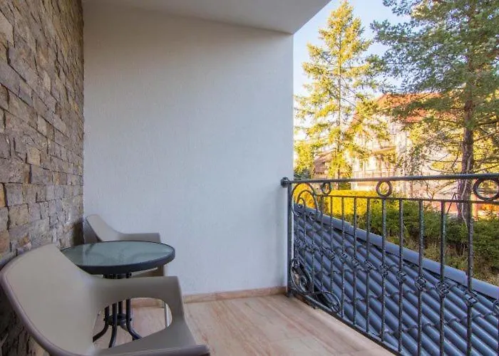 アパート 401, Sarm